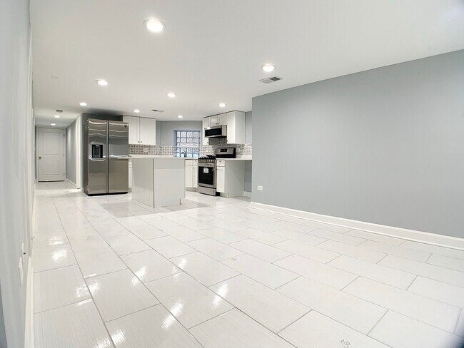 Foto del edificio - 2327 N Harding Ave