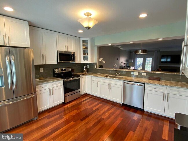 Foto del edificio - 216 Gretna Green Ct