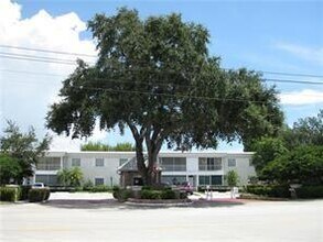 Building Photo - 6417 Bay Club Dr