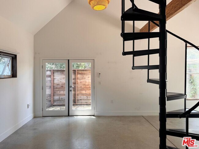 Foto del edificio - 904 Monterey Rd