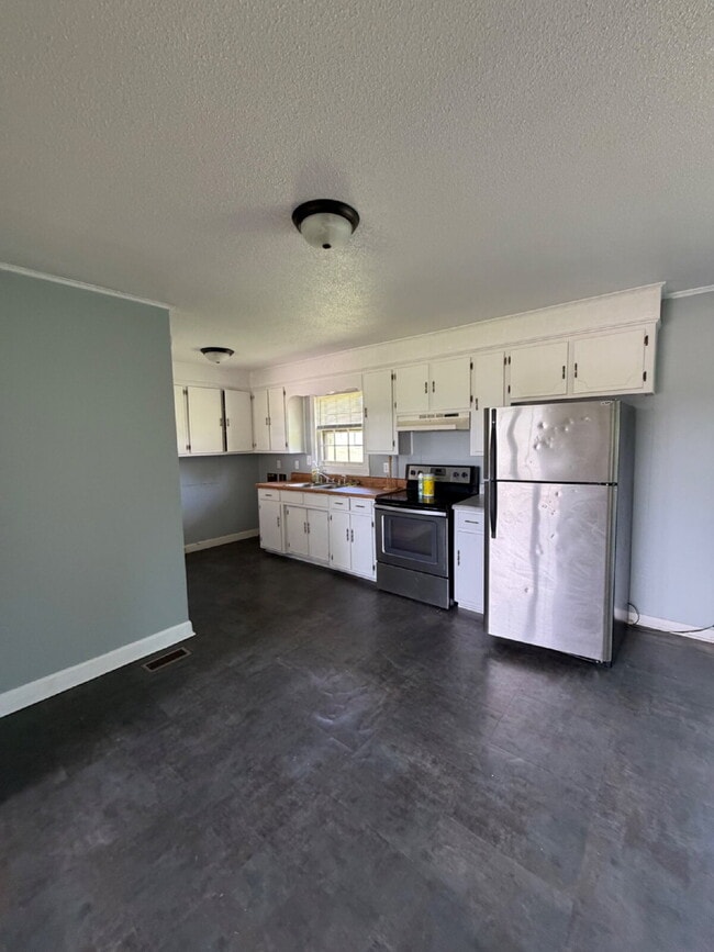 Foto del edificio - CUTE 3 BR, 1 BA BRICK HOME IN CONVENIENT MT OLIVE LOCATION