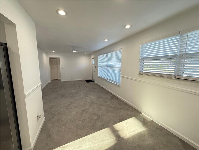 Foto del edificio - 15573 Bedford Cir E