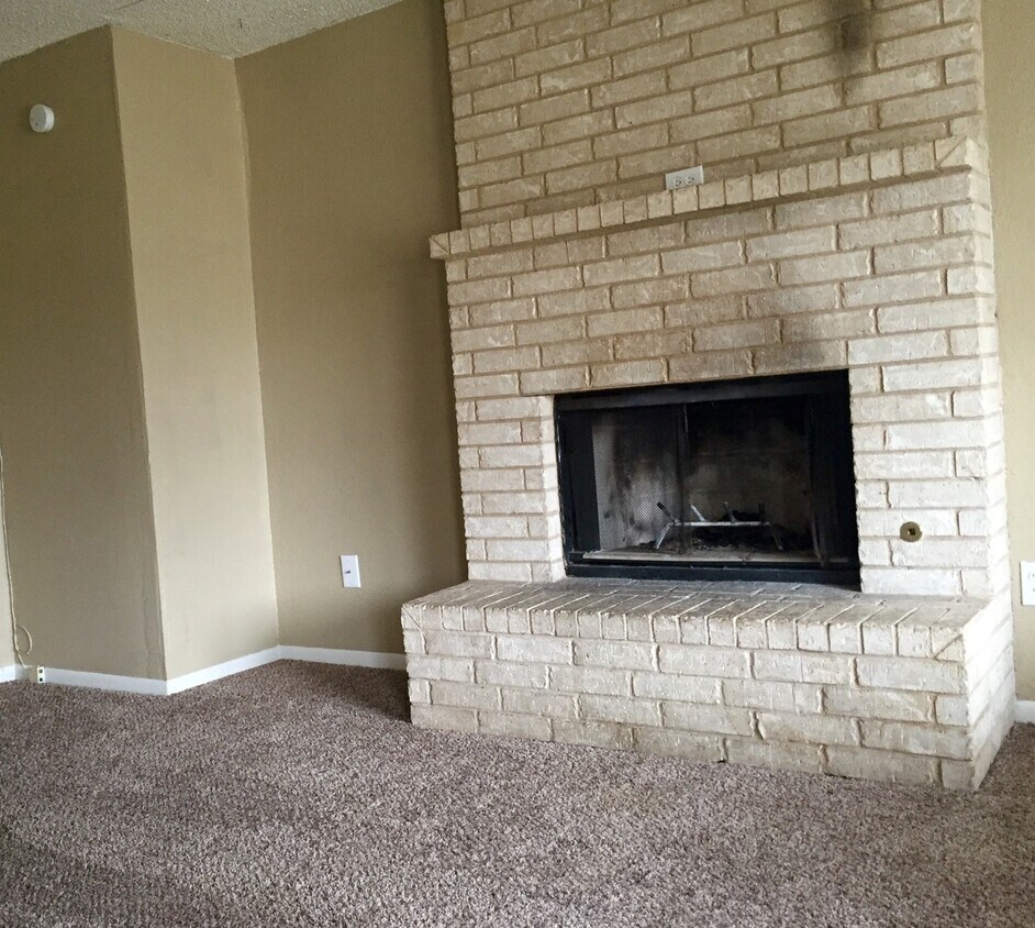 Primary Photo - WOW! Elegant 2/1 w/ fireplace and new carp...