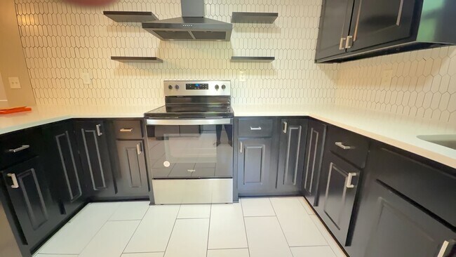 Foto del edificio - Charming 2BR with Sunroom, Hardwood Floors & Lawn Care Included