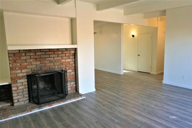 Building Photo - Beautifully renovated home with A/C!