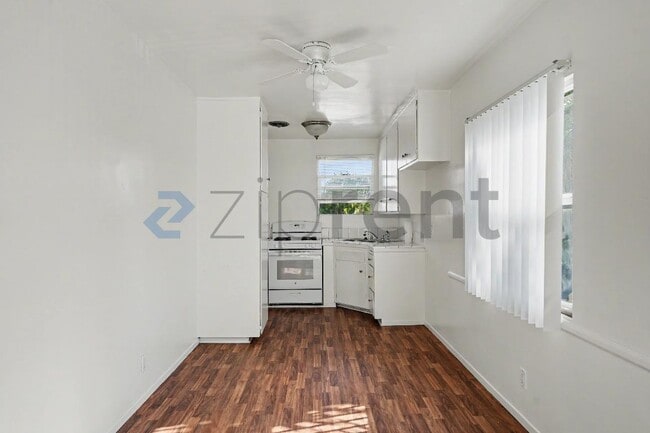 Building Photo - Unit 4