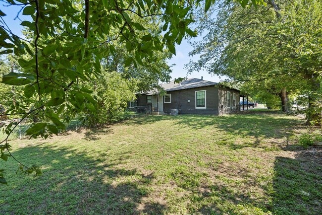 Foto del edificio - 906 W Dean Ave