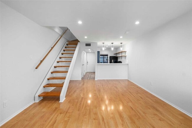 Building Photo - 2215 Post Rd