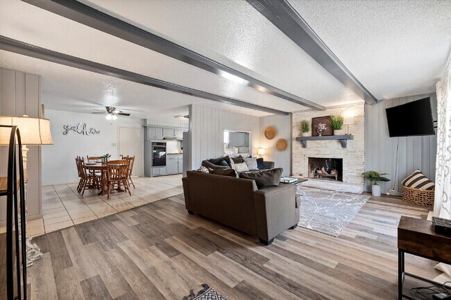 Building Photo - Fully Furnished Long-Term Rental!!