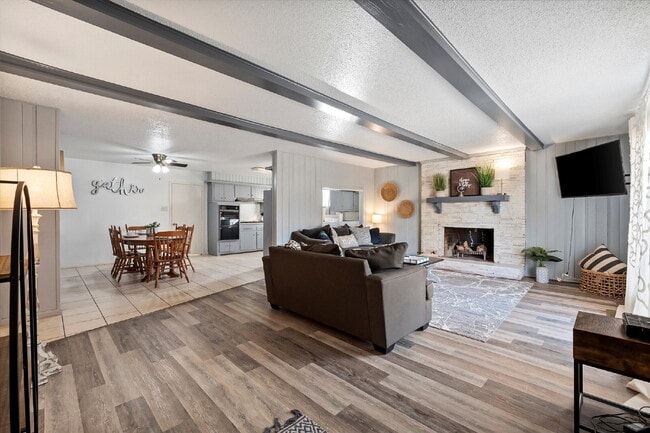 Foto del edificio - Fully Furnished Long-Term Rental!!