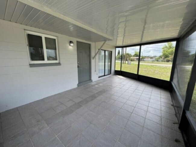 Building Photo - New Kitchen, Fresh Paint and a Large Screen in Lanai!