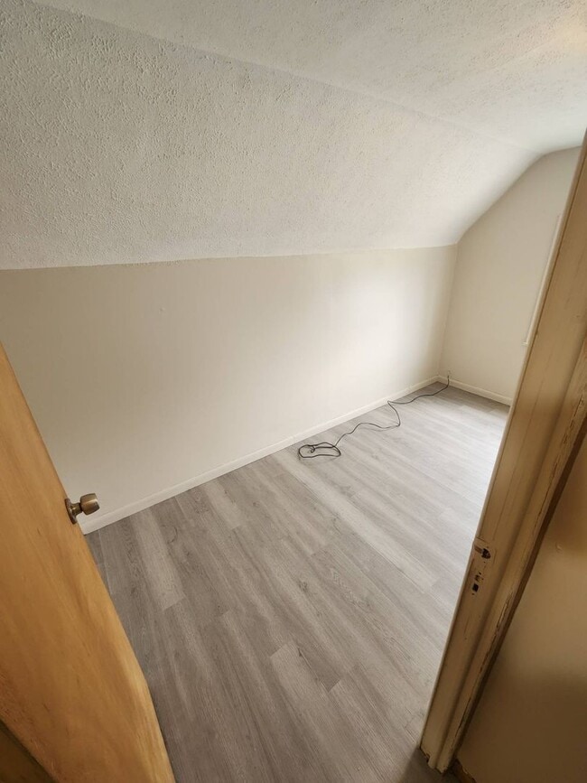 Building Photo - Charming 3-Bedroom Property in Prime Location