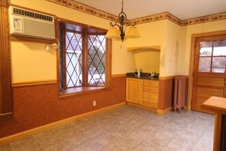 Building Photo - 104 St James Ave