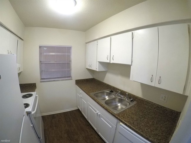 Building Photo - 2 br, 1 bath Apartment - Rogers Square