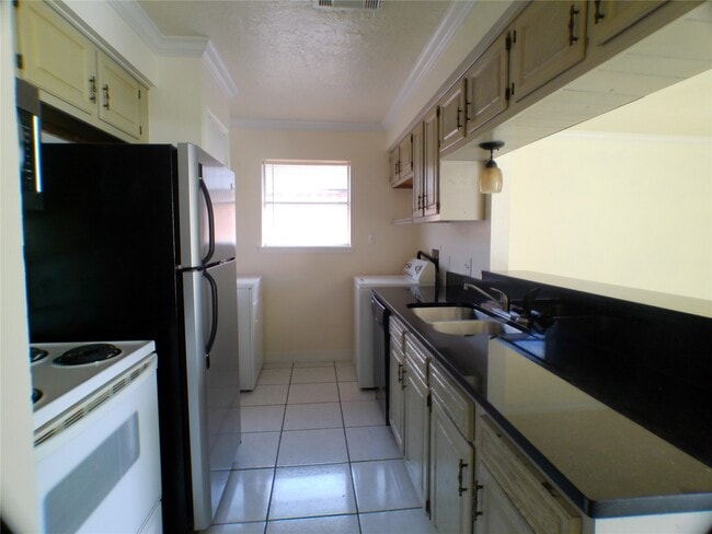 Building Photo - 6350 Crestside Dr