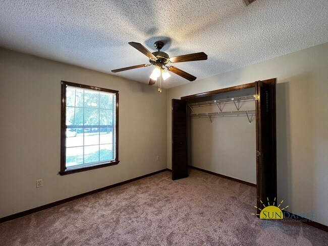 Building Photo - Nice 2 Bedroom Home on a Large Lot in Cres...