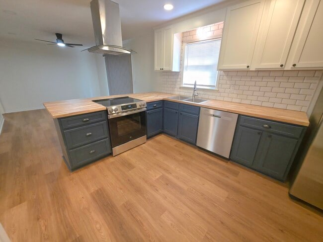 Building Photo - 3501 Montreal Way