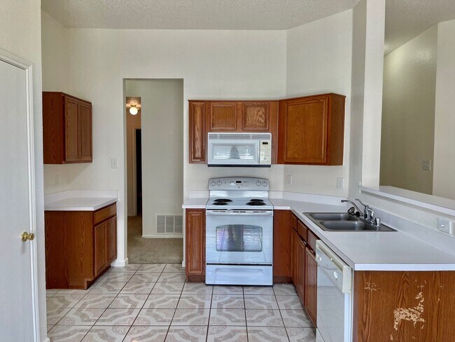 Foto del edificio - Nice Home in Burleson with lots of tile