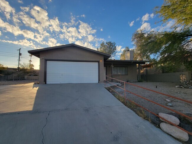 Foto del edificio - 3 Bdrm House with Fireplace !!