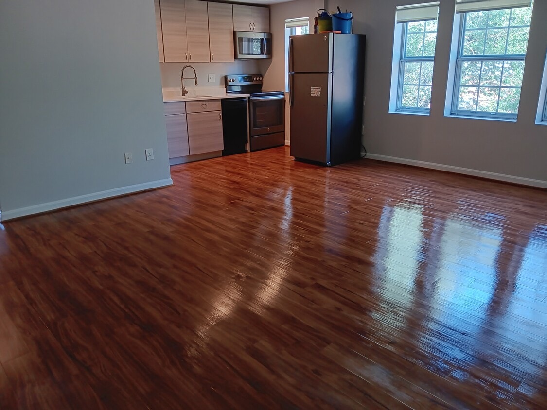 open floor plan - 1729 N Queens Ln