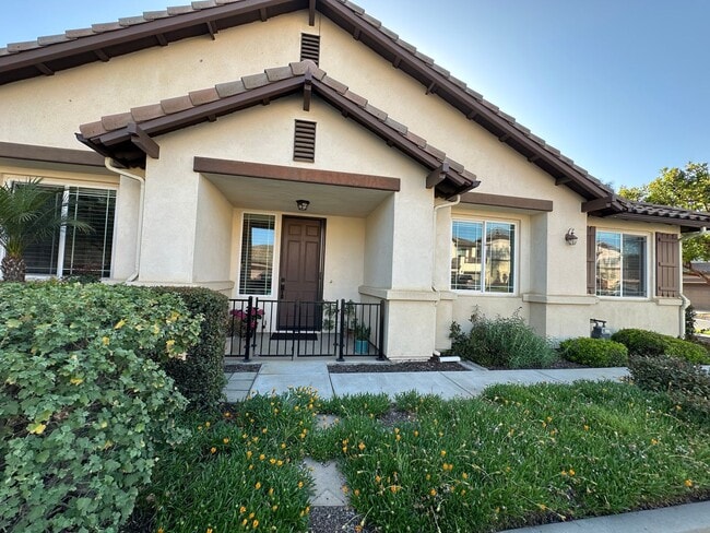 Building Photo - La Ventana Estates 3 bdrm Townhome Available