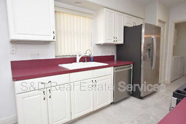 Building Photo - 2235 Silver Re Dr