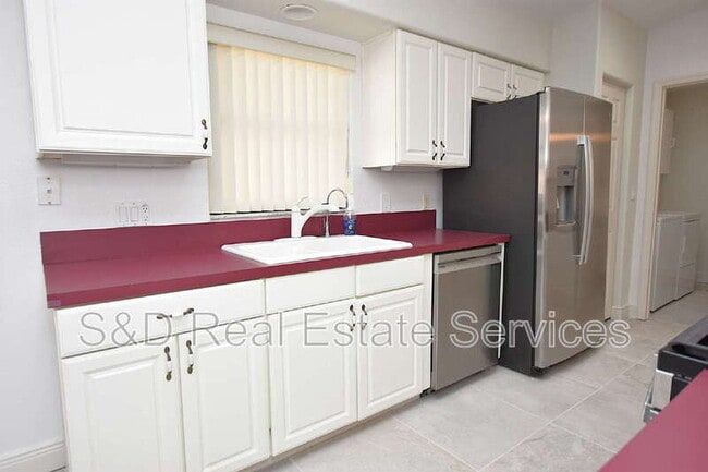 Foto del edificio - 2235 Silver Re Dr