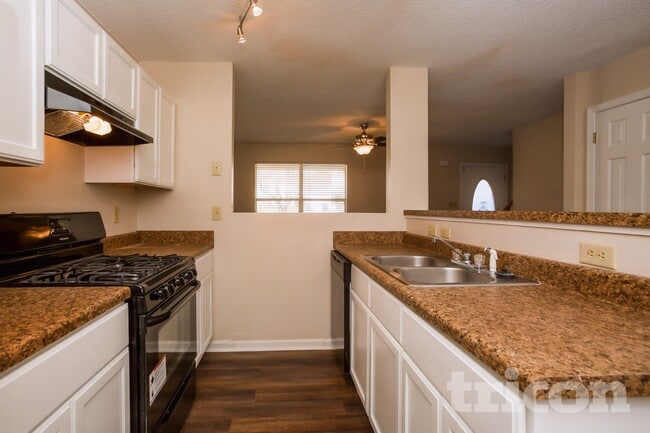 Building Photo - 815 Tramore Dr