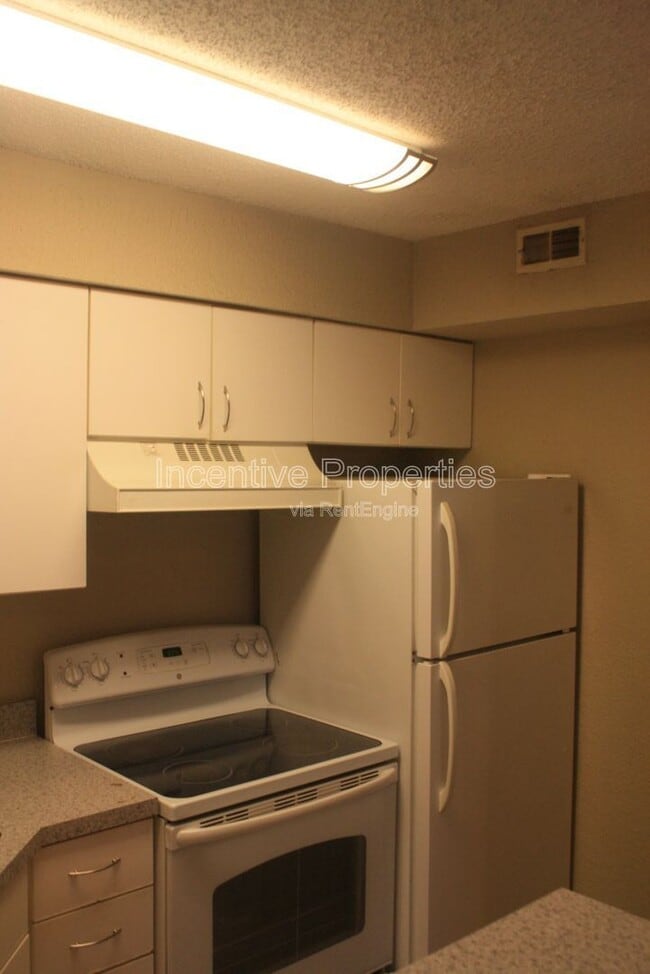 Building Photo - 5016 Park Central Dr