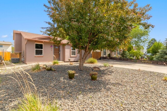 Building Photo - 3117 Moonbeam Cir S