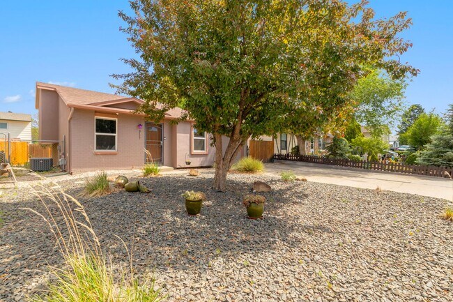 Foto del edificio - 3117 Moonbeam Cir S