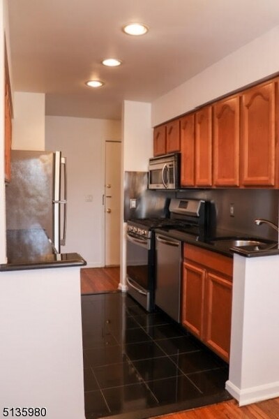 Primary Photo - 605 Grove St