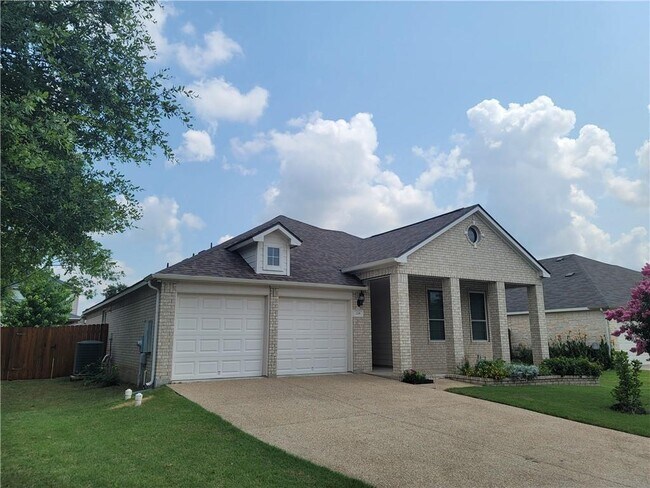 Building Photo - 208 Hummingbird Ln
