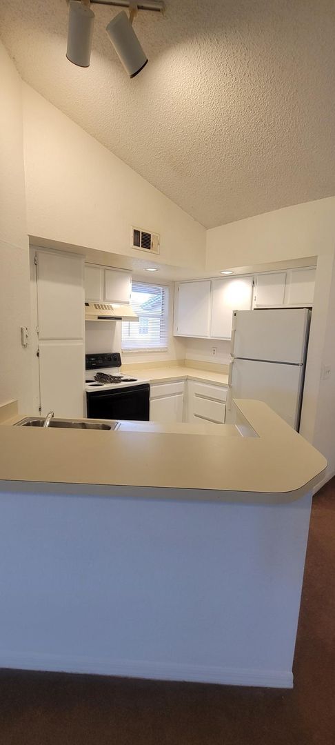 Foto del edificio - Venetian place two bedroom Condo