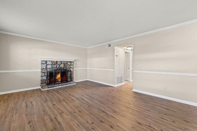 Building Photo - 6900 Roswell Rd