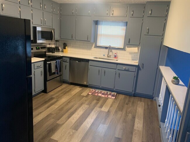 Building Photo - Great Property, Renovated, VERY SPACIOUS !