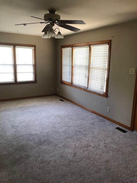 Building Photo - 3BR/1BA Near Gage Park