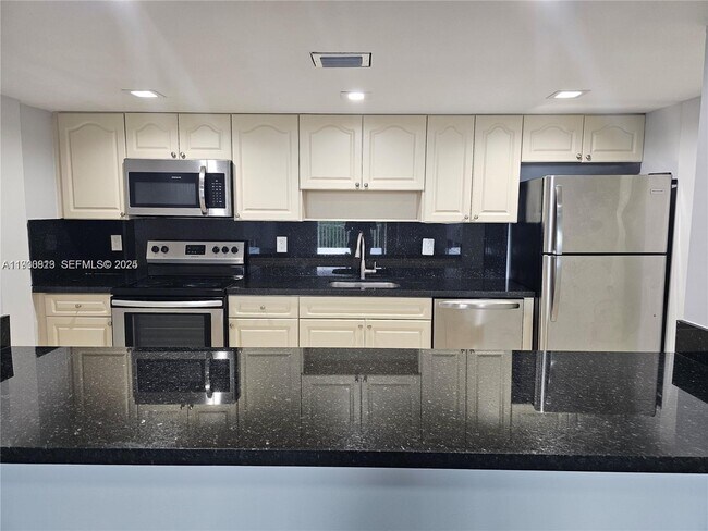 Foto del edificio - 6930 Miami Gardens Dr