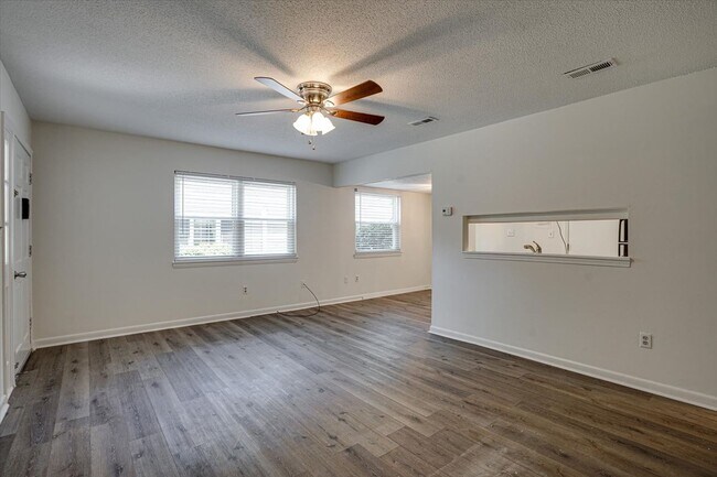 Building Photo - 2 bedroom Red Bank Townhome