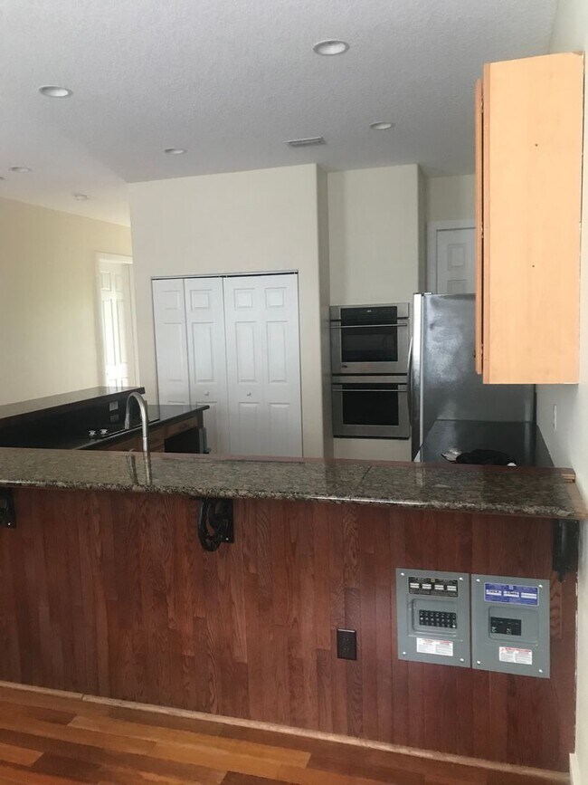 Foto del edificio - 3 Br 3 Ba includes FULL in-law suite