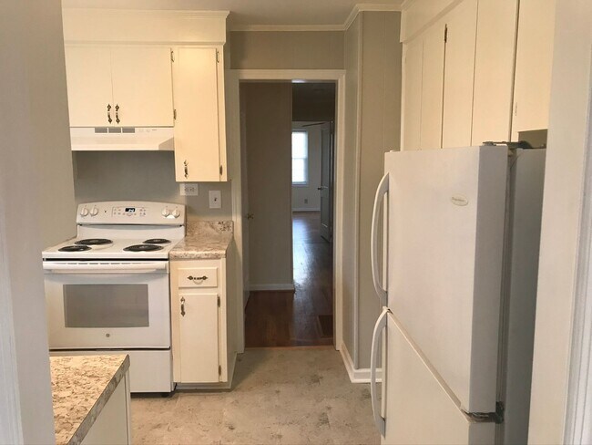 Foto del edificio - Completely remodeled 3 bedroom  w/ screened porch. Applications accepted at www.treg-rentals.com ...