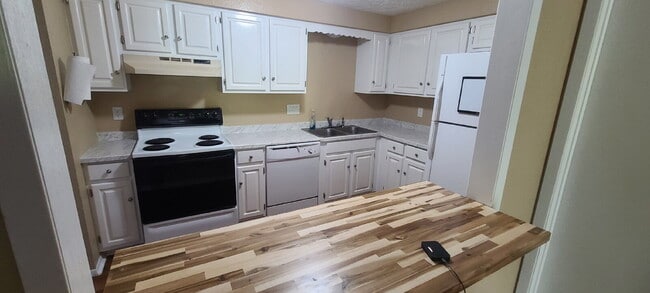 Building Photo - 2 Bed / 1.5 Bath Townhome with Garage, Located near Downtown Elizabeth!