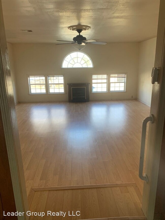 Building Photo - 3 br, 2 bath House - 102 South Dr.