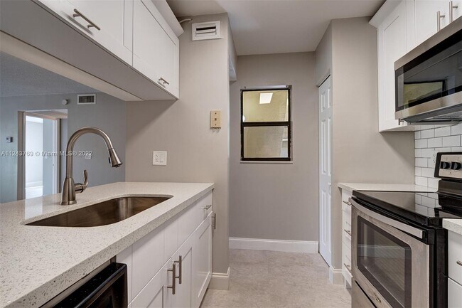 Foto del edificio - 10035 Winding Lake Rd