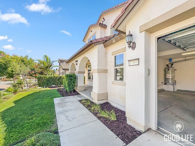 Building Photo - Stunning Home with Modern Comforts Spaciou...