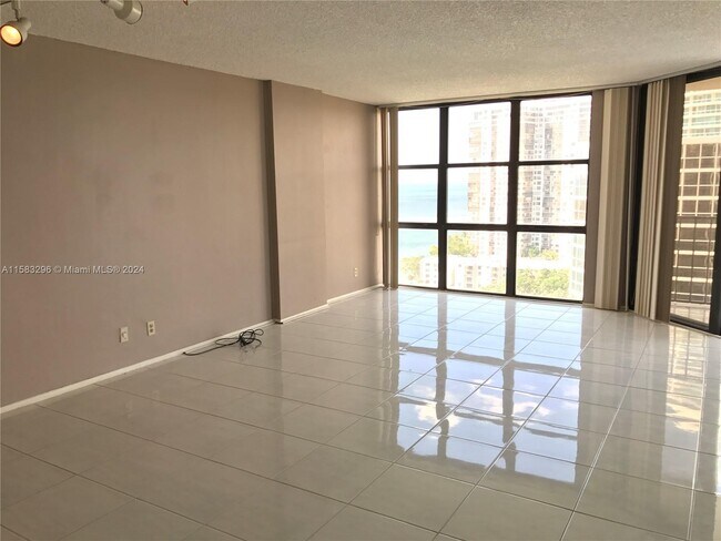 Building Photo - 1925 Brickell Ave