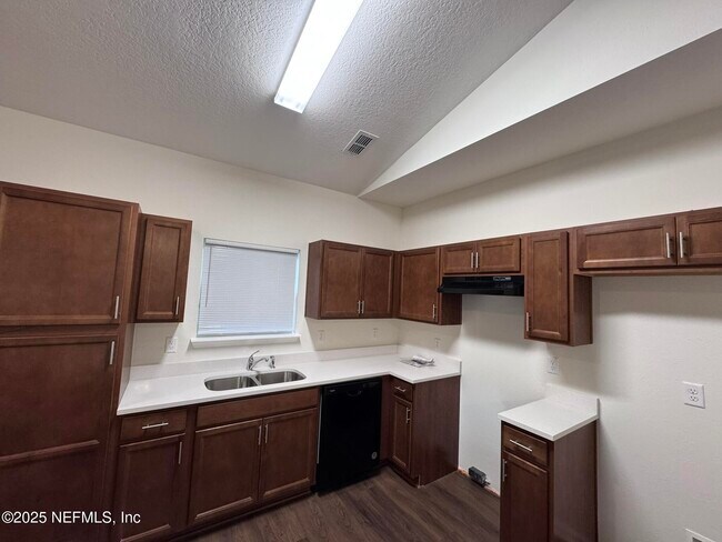 Foto del edificio - 1034 W 27th St
