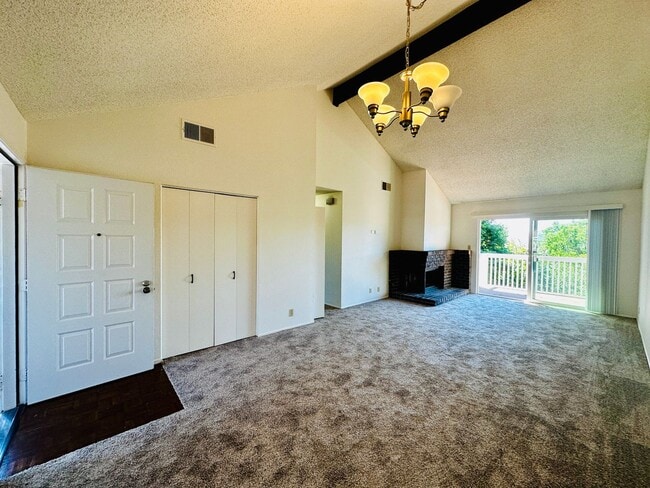 Foto del edificio - Bridgeview top floor condo with tree top w...