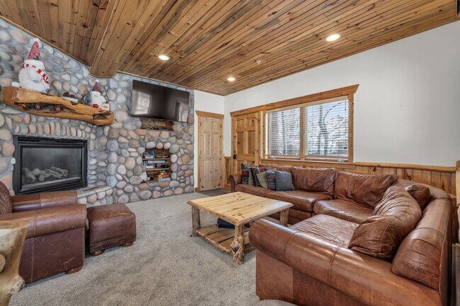 Building Photo - Furnished Timber Wolf Lane Gem - All Utili...