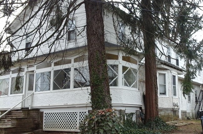 Building Photo - 210 Garfield Ave